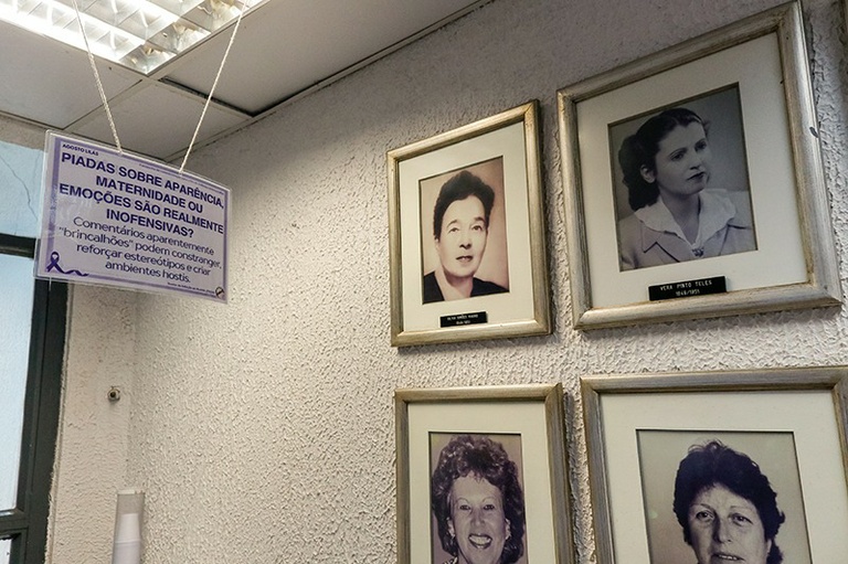 Agosto Lilás: Câmara instala placas nos corredores com informações que alertam para violência contra a mulher 