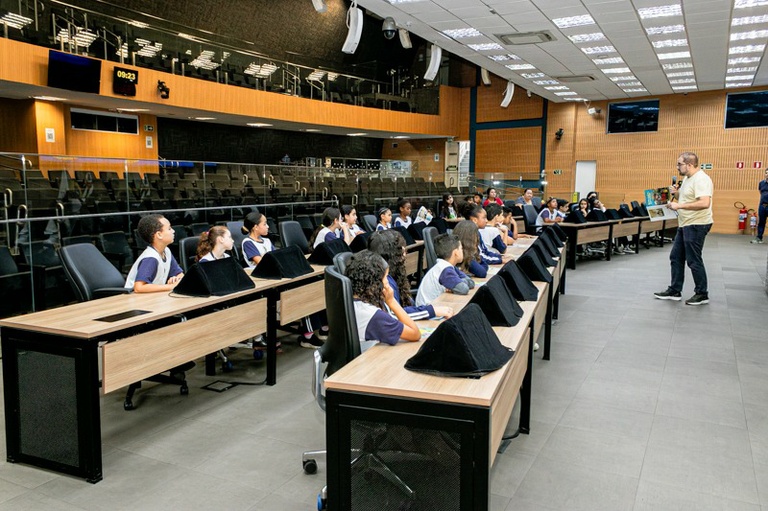 Câmara Educa recebe alunos da Escola Municipal Padre Avelino Canazza
