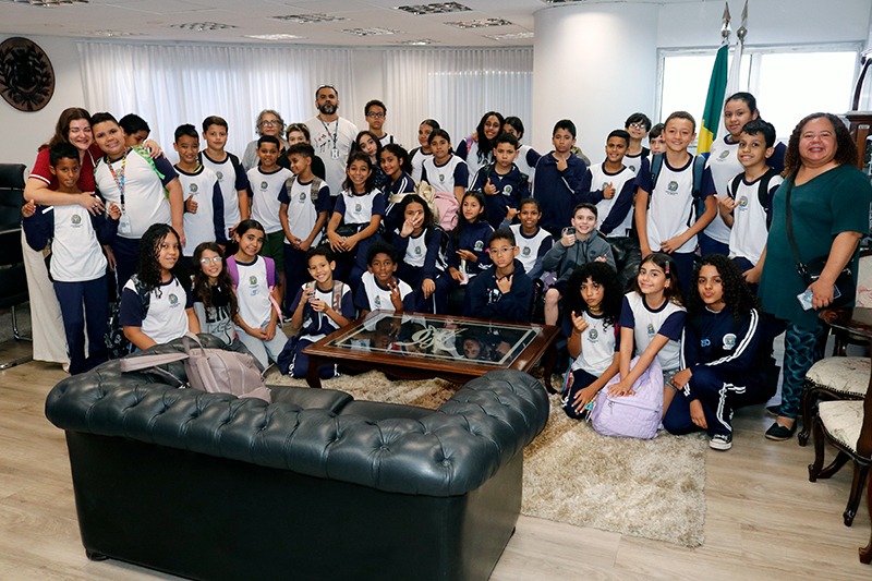 Câmara Educa recebe alunos da Escola Professor Benevenuto de Figueiredo Torres