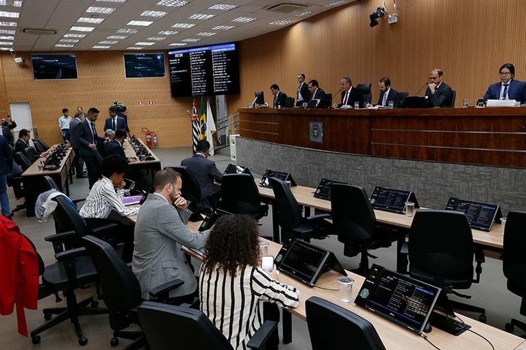 Câmara vota proibição de animais como brindes e política municipal de diversidade 