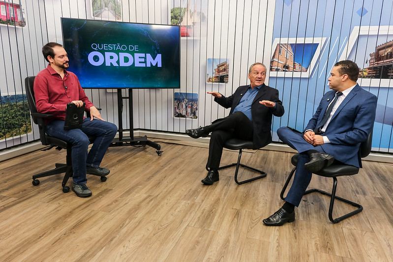 Estreias da TV Câmara Campinas: Questão de Ordem aborda os desafios dos Parlamentos Metropolitanos; Por Dentro da Câmara mostra os três pilares da Diretoria de Gestão Documental