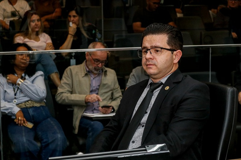 Filipe Marchesi entrega Diploma de Mérito Jurídico ao ex-subsecretário de Relações Institucionais da Câmara 