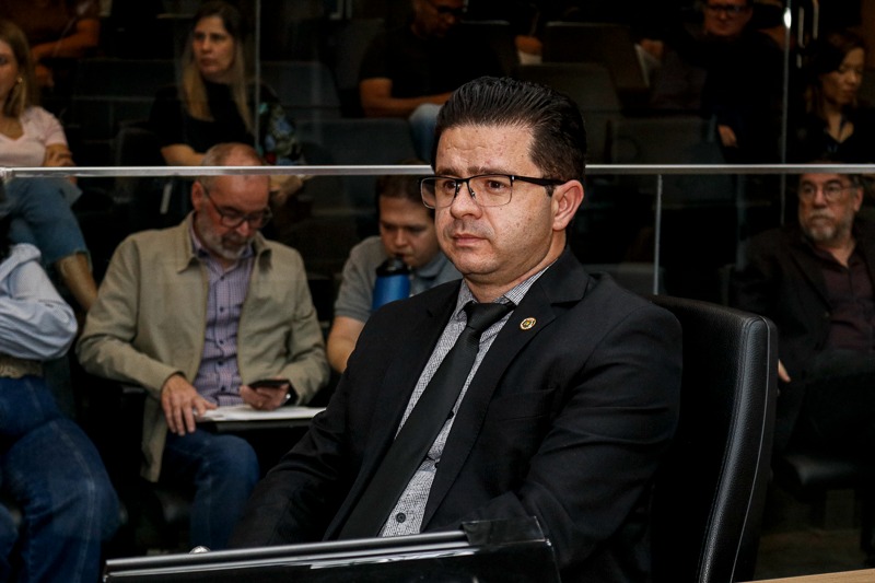 Filipe Marchesi entrega Título de Cidadão Campineiro ao regente do coro da Arquidiocese de Campinas