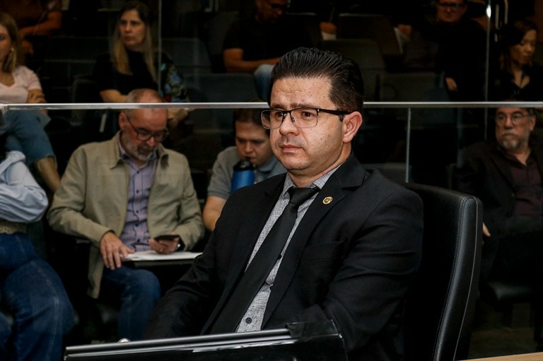 Filipe Marchesi entrega Título de Cidadão Campineiro ao regente do coro da Arquidiocese de Campinas