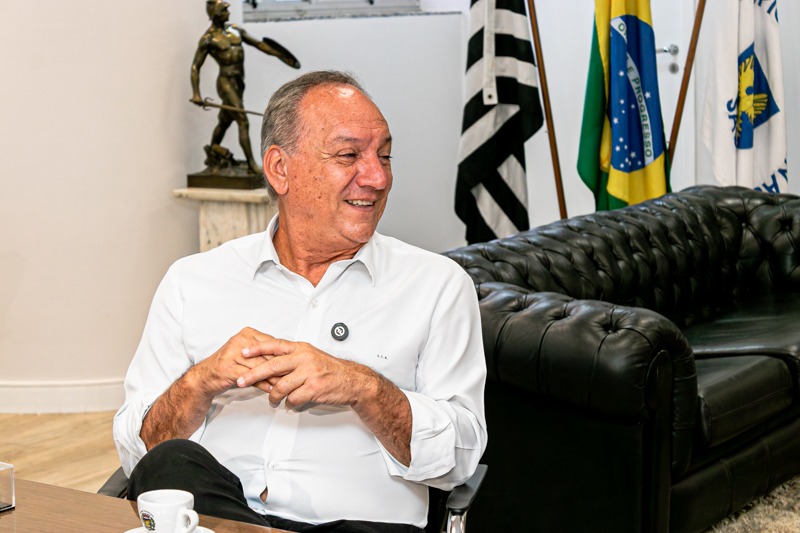 Luiz Rossini entrega Diploma de Mérito Esportivo ao treinador de futebol Nelsinho Baptista