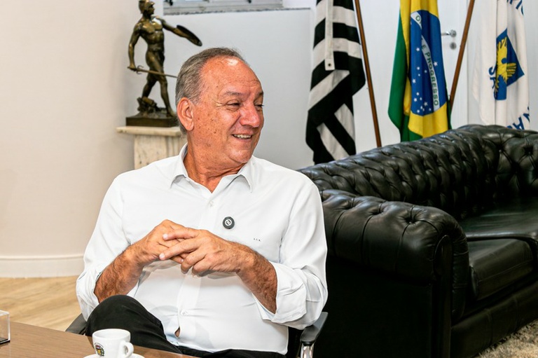 Luiz Rossini entrega Diploma de Mérito Esportivo ao treinador de futebol Nelsinho Baptista