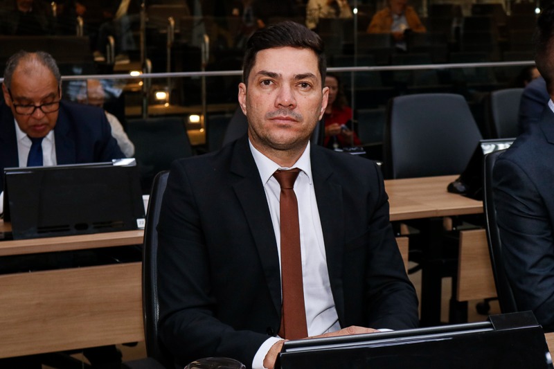 Otto Alejandro entrega Diploma de Mérito Empresarial a gestor da rede Facca Bar