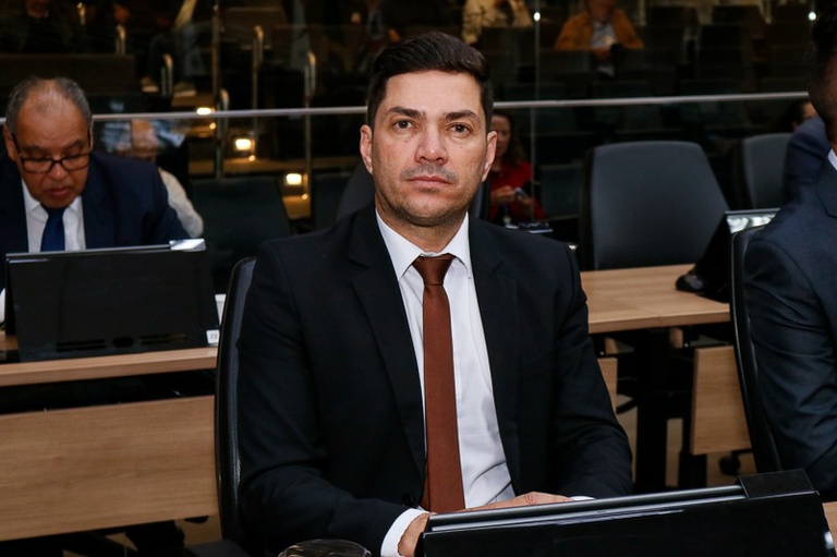 Otto Alejandro entrega Diploma de Mérito Empresarial a gestor da rede Facca Bar
