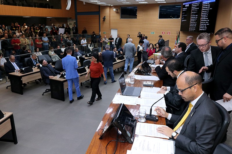 Vereadores aprovam autorização para renegociação de débitos da Prefeitura com o Camprev e uso obrigatório de focinheira em cães de grande porte