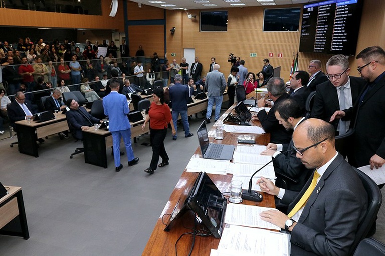 Vereadores aprovam autorização para renegociação de débitos da Prefeitura com o Camprev e uso obrigatório de focinheira em cães de grande porte