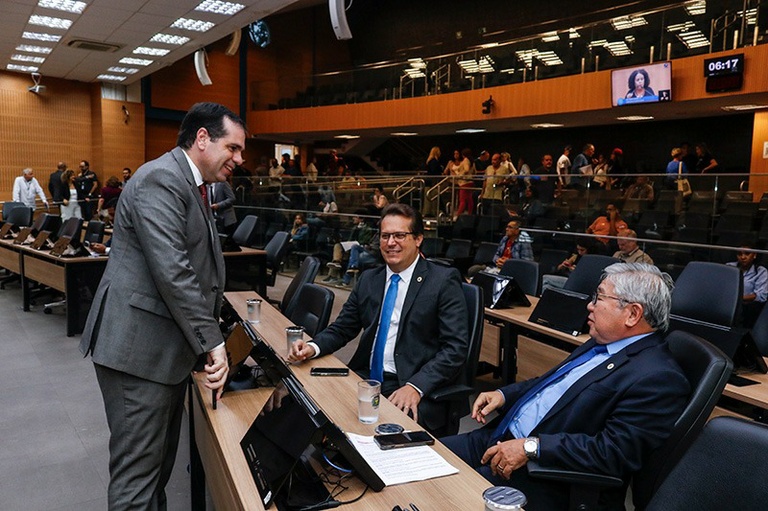 Câmara vota normatização para atendimento domiciliar de empresas de telefonia e proibição de confinamento de animais em condições inadequadas