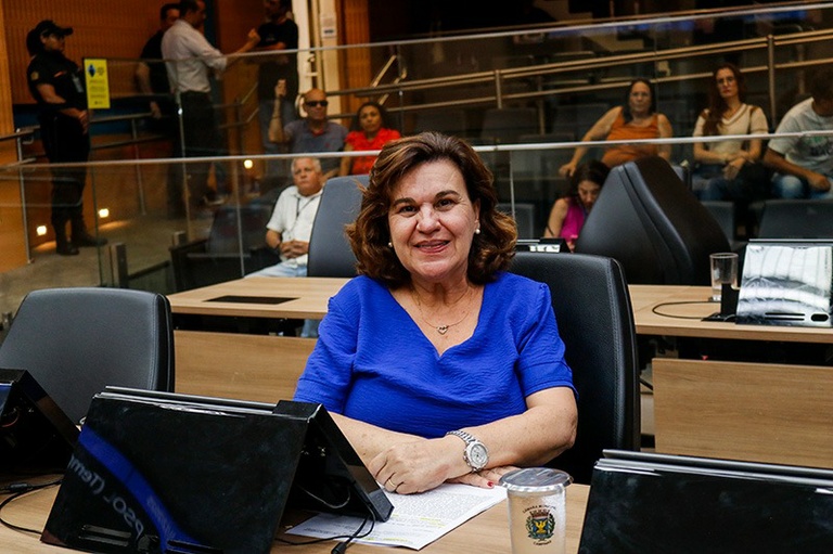 Debora Palermo apresenta projeto para fiscalização e destinação de animais de grande porte soltos em vias públicas
