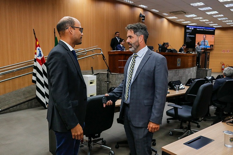 Nelson Hossri e Rodrigo da Farmadic prestam homenagem a Tatiana Coelho de Sampaio por pesquisa que possibilita recuperação motora em tetraplégicos