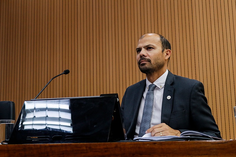 Rodrigo Farmadic cobra explicações sobre falta de medicamentos após mudança do almoxarifado municipal