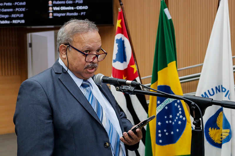 Ailton da Farmácia cobra informações sobre atendimento do Centro de Saúde Jardim Esmeraldina e atraso na linha de ônibus