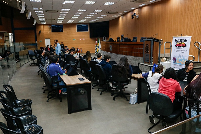 Alunos do Parlamento Jovem iniciam elaboração e escrita dos Projetos de Lei 