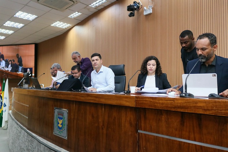 Comissão de Constituição e Legalidade analisa parecer de projeto que propõe distribuição de coleiras refletivas para identificação de animais comunitários já castrados