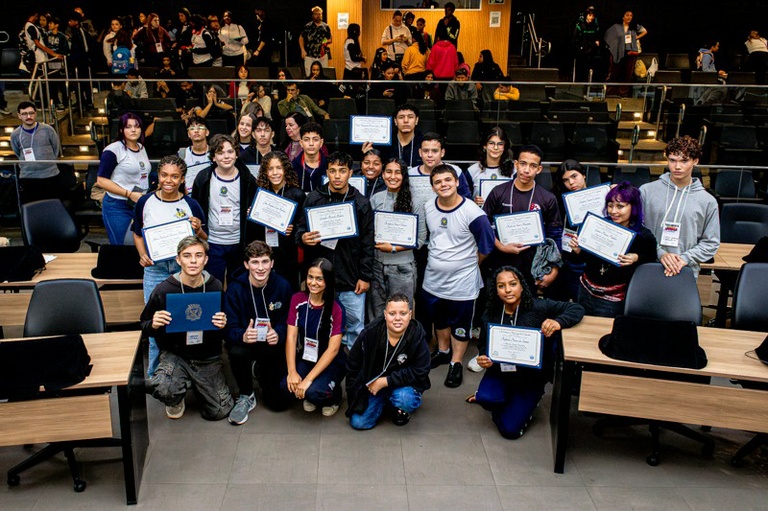 Estudantes da 8ª Edição do Parlamento Jovem tomam posse e elegem Mesa Diretora