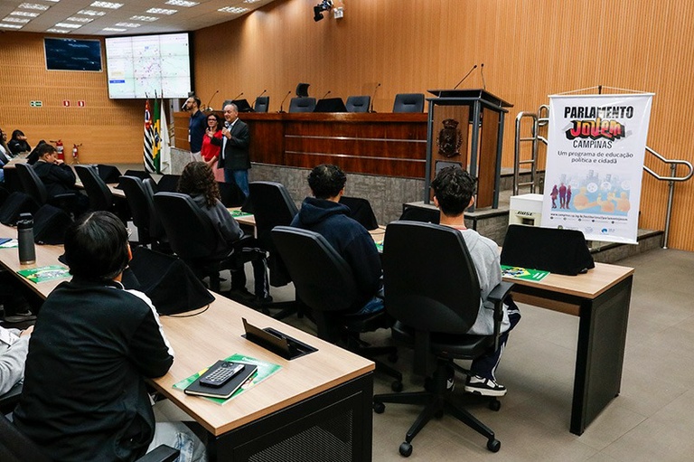 No primeiro encontro da 8ª edição do Parlamento Jovem, estudantes tomam conhecimento dos processos legislativos   
