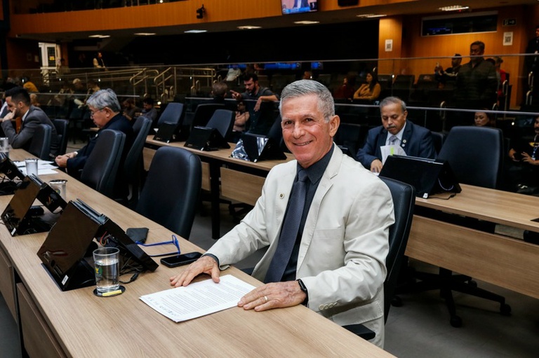 Paulo Haddad entrega Título de Cidadã Emérita a diretora da Casa de Portugal de Campinas