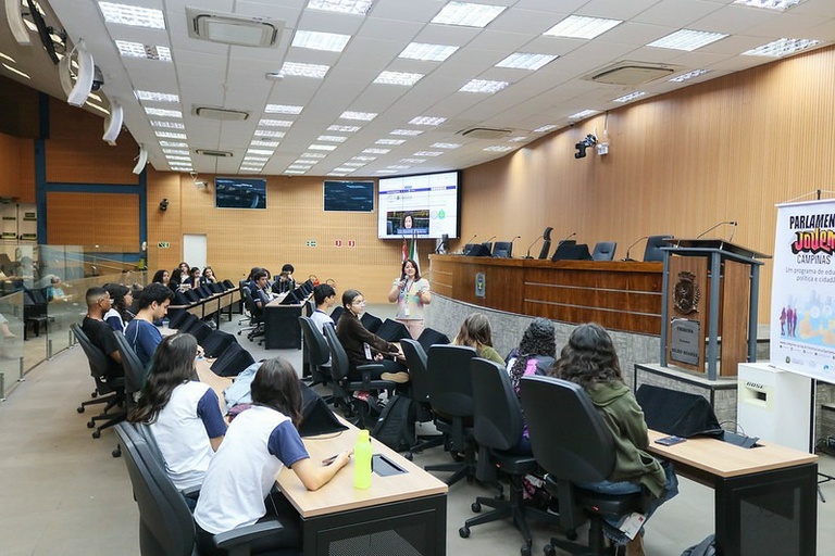Primeiro encontro presencial da 8ª edição do Parlamento Jovem ocorre nesta terça (9); programa terá 29 escolas participantes este ano