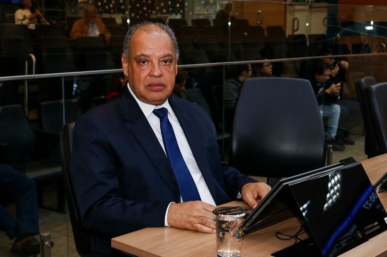 Roberto Alves concede Título de Cidadão Campineiro ao Bispo da Comunidade Evangélica Sara Nossa Terra  