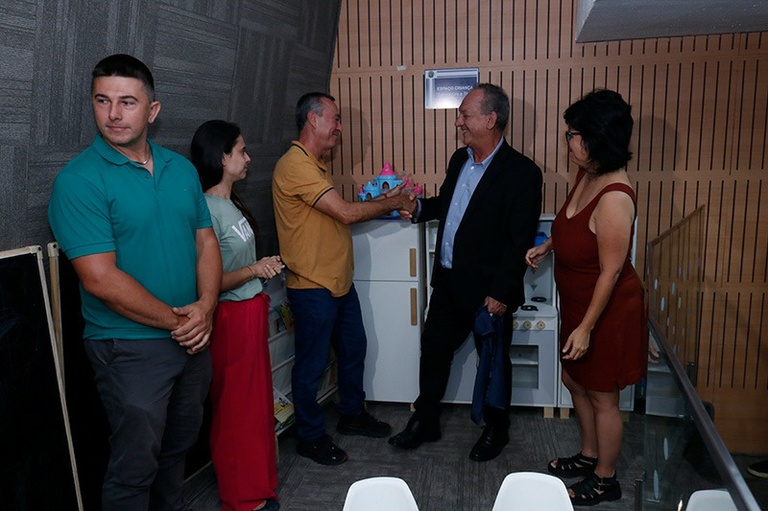 Câmara presta homenagem a ex-servidora Cristiane Laurito, vítima de tragédia familiar, com inauguração do Espaço Cris e Theo e com nome da Sala de Finanças