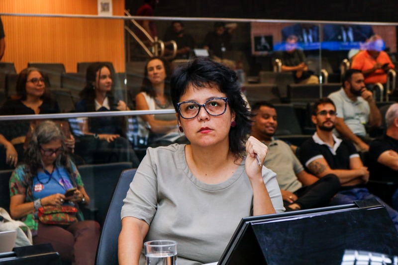 Mariana Conti entrega Diploma de Direitos Humanos a Ivan Valente