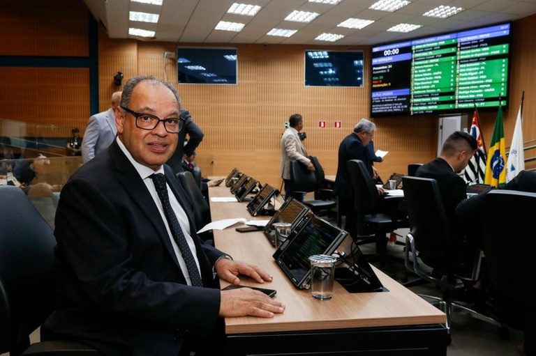 Roberto Alves protocola projeto que institui a Carteira de Identificação da Pessoa Diagnosticada com Câncer para garantir prioridade no atendimento