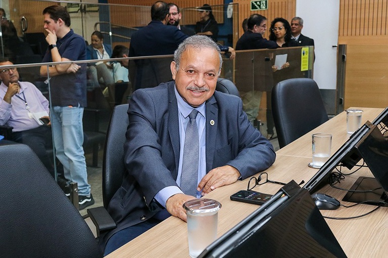 Ailton da Farmácia entrega Medalha Carlos Gomes a bailarina que utilizou a dança como forma de transformação social 