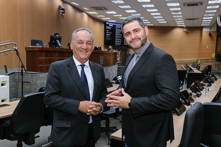 Luiz Rossini e Dr. Yanko entregam Diploma de Mérito Médico a profissionais que se destacaram na área da saúde