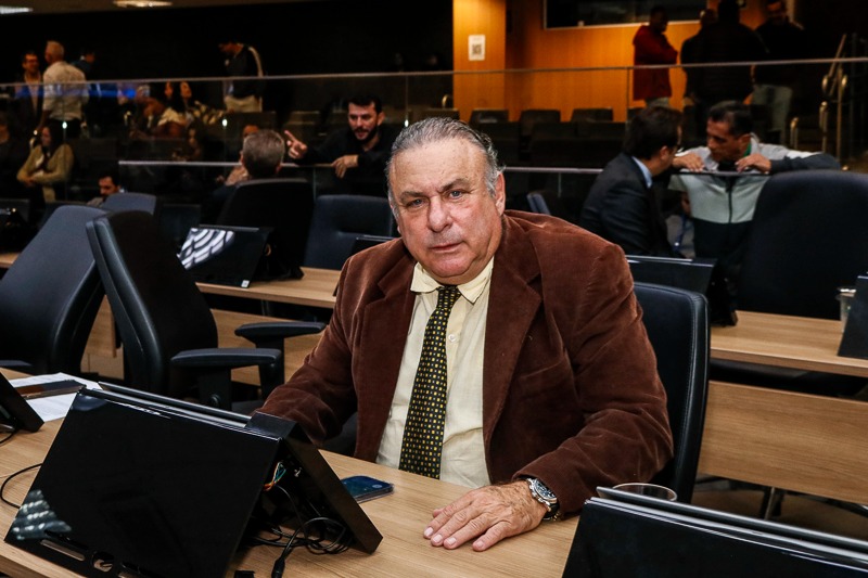Arnaldo Salvetti entrega Diploma de Mérito Arquitetônico e Histórico Ambiental ao engenheiro que conduziu as obras de uma das maiores academia da cidade 