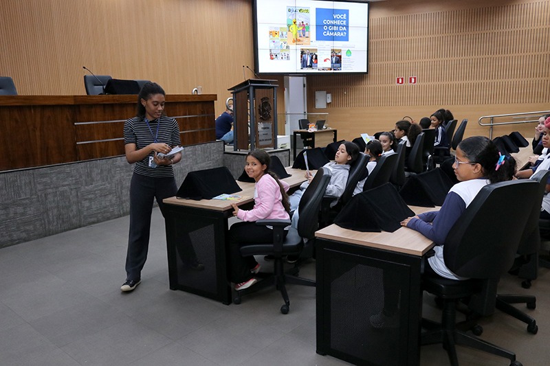 Câmara Educa recebe alunos da Escola Municipal Orlando Carpino