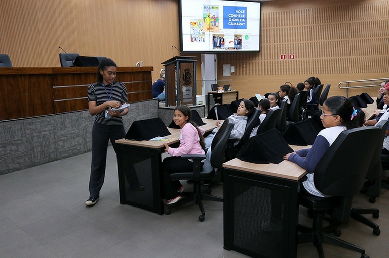 Câmara Educa recebe alunos da Escola Municipal Orlando Carpino