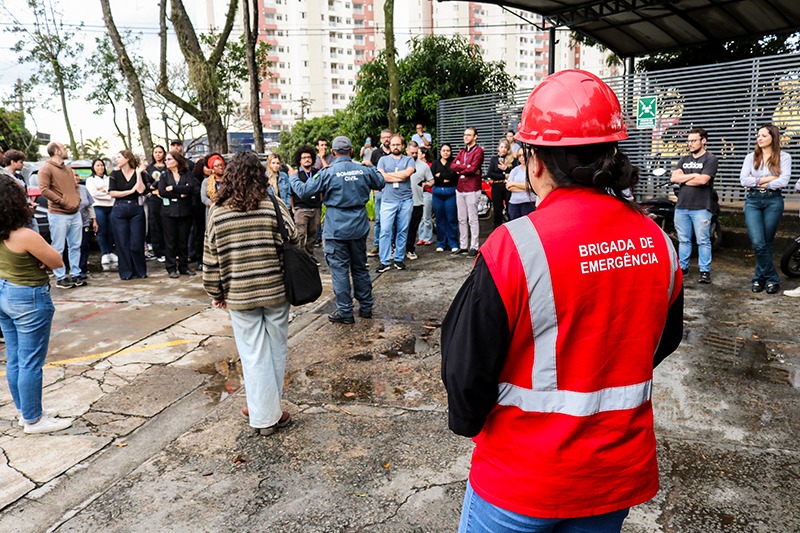 Câmara realiza simulado de emergência para orientar servidores sobre abandono de área e combate a princípios de incêndio