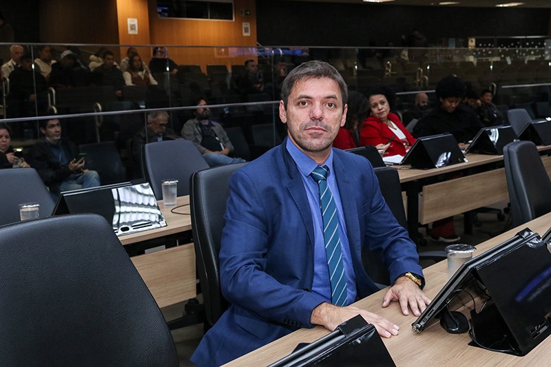 Hebert Ganem entrega Diploma de Mérito Empresarial a gestor de academia