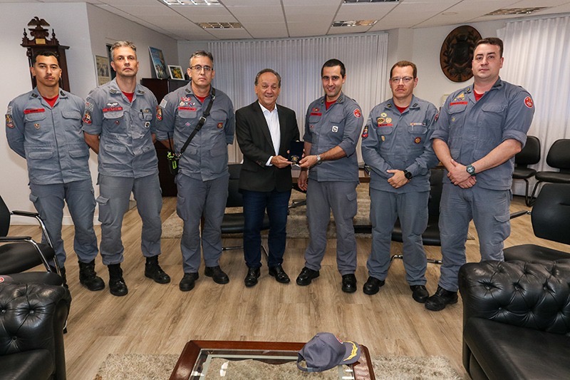 Luiz Rossini presta homenagem a canoístas e ao Corpo de Bombeiros que participaram do resgate e salvamento de um homem arrastado pela correnteza em Sousas