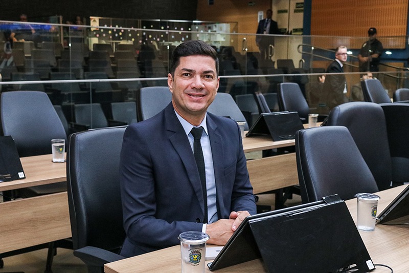 Otto Alejandro entrega Diploma de Mérito Empresarial ao proprietário do Fabinho Boteco Itinerante 