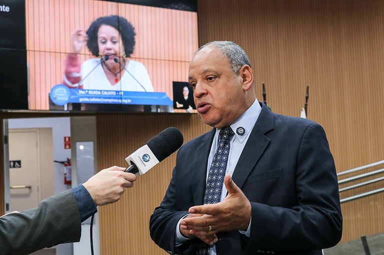 Roberto Alves protocola Projeto de Lei que institui a Política Municipal de Preservação da Memória Esportiva