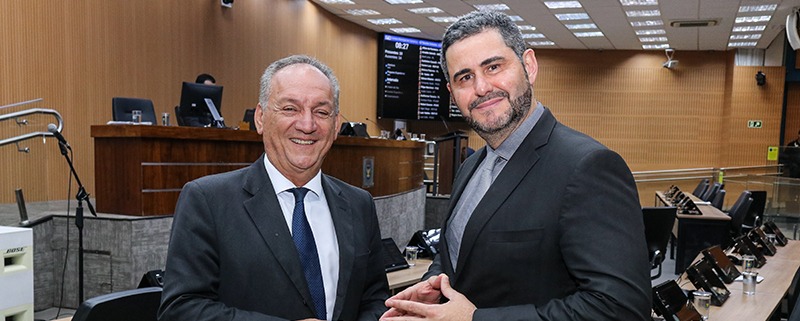 Luiz Rossini e Dr. Yanko entregam Diploma de Mérito Médico a profissionais que se destacaram na área da saúde
